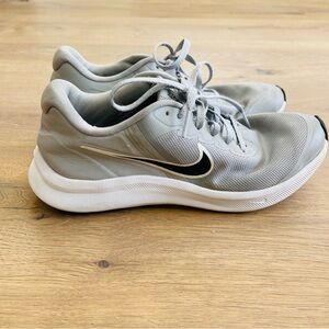 Nike Light Gray and White Star Runner Sneakers size 6